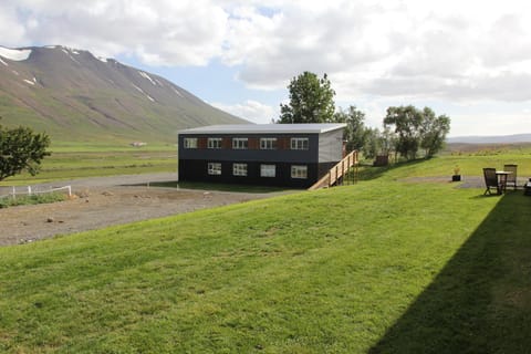 Property building, Day, Garden, Mountain view