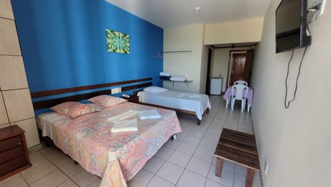 Communal lounge/ TV room, Bed, TV and multimedia, Living room, Seating area, Bedroom, towels, air conditioner