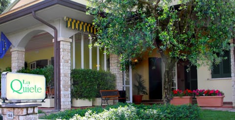 Facade/entrance, Day, Garden