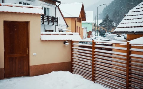 Patio, Balcony/Terrace, Garden view, Mountain view, Quiet street view, Inner courtyard view