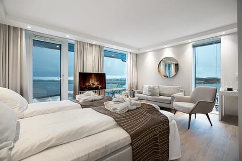 Bed, TV and multimedia, Balcony/Terrace, Living room, Photo of the whole room, Sea view