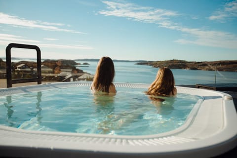 People, Natural landscape, Hot Tub, Pool view, Sea view