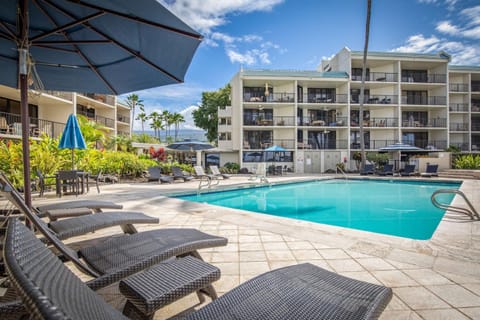 Property building, Day, Pool view, Swimming pool, sunbed