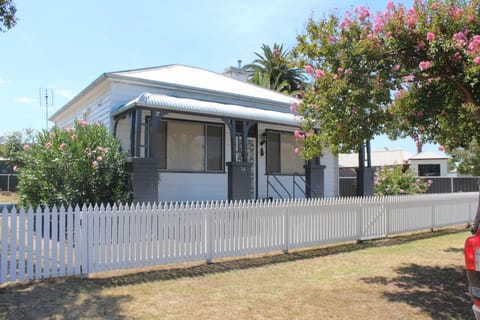 Livy Lou's Cottage House in Cessnock