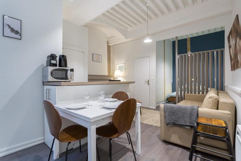 Kitchen or kitchenette, Living room, Seating area, Dining area