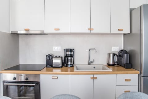 Coffee/tea facilities, Kitchen or kitchenette, stove, toaster