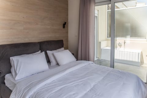 Bed, Hot Tub, Bedroom