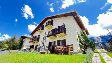 Property building, Day, Natural landscape, Garden, Balcony/Terrace, Garden view