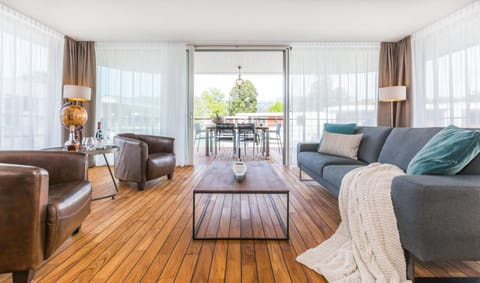 Living room, Lake view