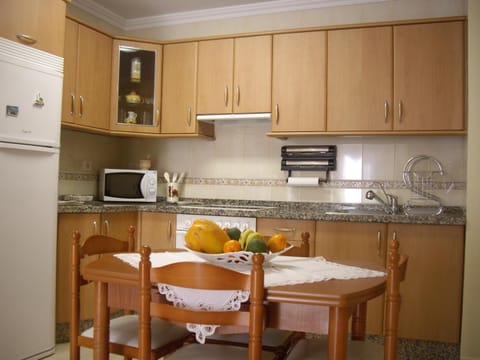 Kitchen or kitchenette, Dining area, minibar, stove