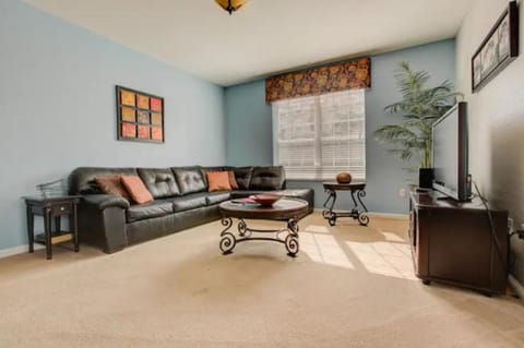 Gorgeous 1st-Floor, End Unit Condo w LAKEVIEW Apartment in Highlands Reserve