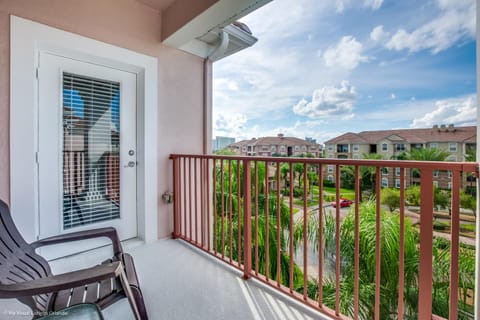 Stunning Top-Floor Condo, next to Clubhouse Copropriété in Highlands Reserve