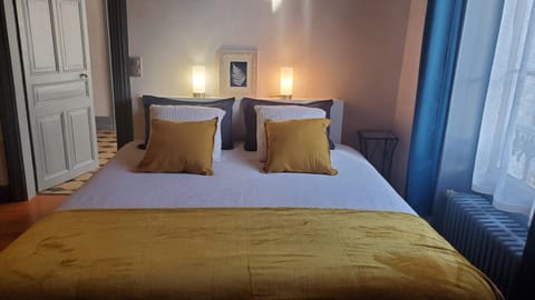 Property building, Bed, Bedroom