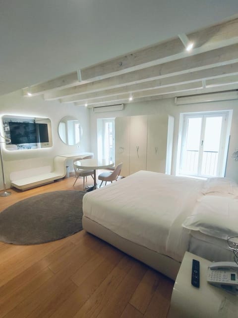 Bed, TV and multimedia, Photo of the whole room, Bedroom