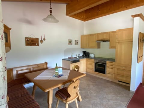 Kitchen or kitchenette, Dining area, stove