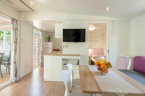 Kitchen or kitchenette, Living room, Seating area, Dining area