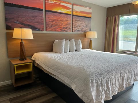 Days Inn & Suites by Wyndham Dayton North Hotel in Vandalia