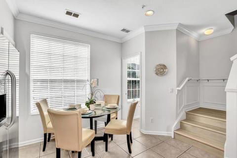NEWLY RENOVATED Townhome, Near Universal & I-Drive House in Orlando