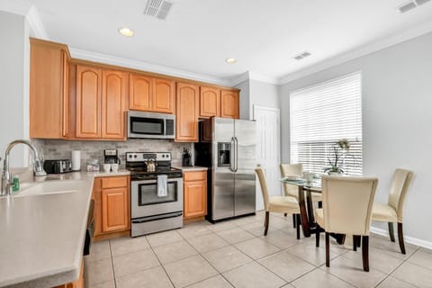 NEWLY RENOVATED Townhome, Near Universal & I-Drive House in Orlando