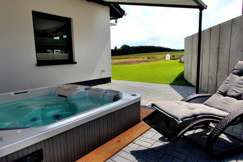 Property building, Hot Tub, Swimming pool