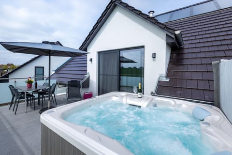 Hot Tub, Balcony/Terrace, Swimming pool