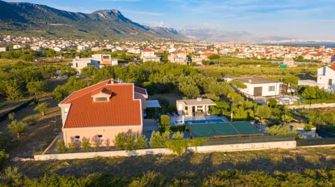 Neighbourhood, Bird's eye view