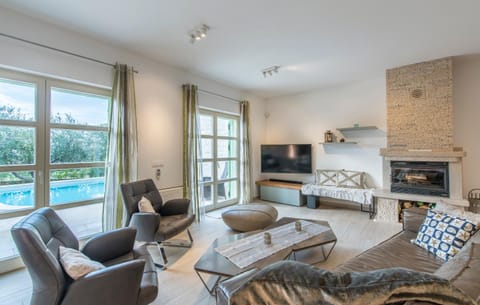 TV and multimedia, Living room, Seating area, Pool view
