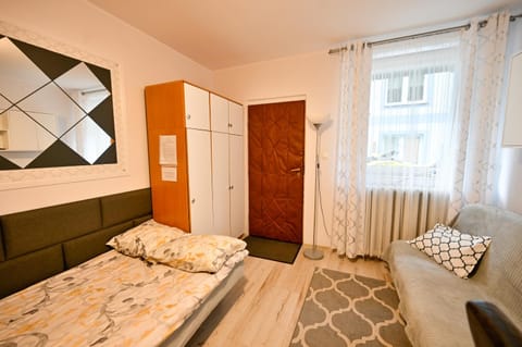 Bed, Photo of the whole room, Seating area