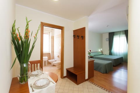 Bathroom, Kitchen or kitchenette, Photo of the whole room, Bedroom, Family