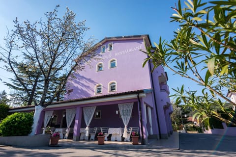 Facade/entrance, Food close-up, Balcony/Terrace, Garden view