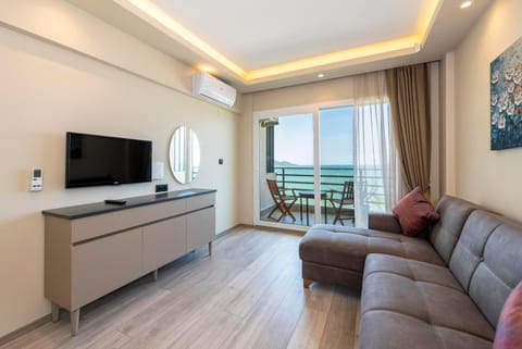 Communal lounge/ TV room, TV and multimedia, Living room, Seating area, Sea view