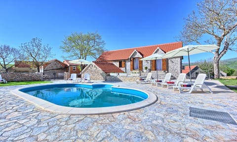 Dalmatia Stone House - heated pool Maison de campagne in Split-Dalmatia County