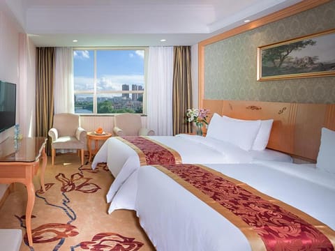 Vienna Hotel Shenzhen Guanlan Renming Road Heping Hotel in Shenzhen