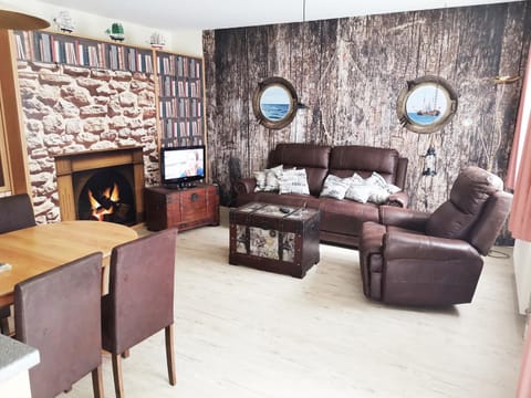 TV and multimedia, Living room, Seating area, Evening entertainment