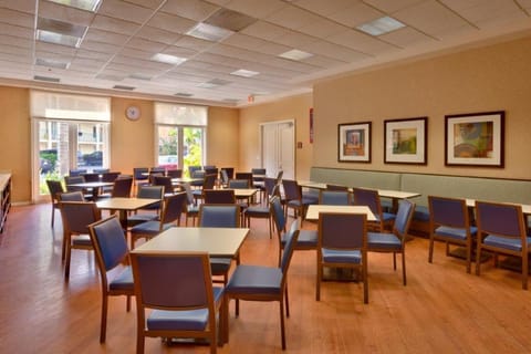 Cortona Inn and Suites Anaheim Resort Hotel in Garden Grove