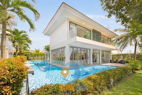 Deluxe Beach Villas by Danatrip Moradia in Hoa Hai