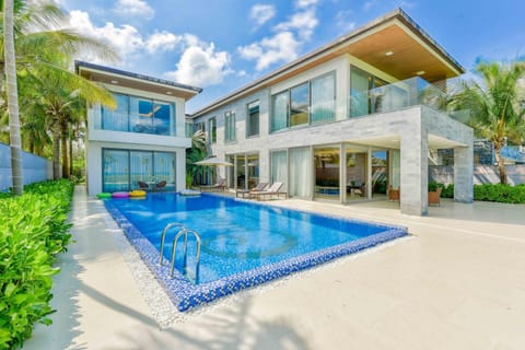 Deluxe Beach Villas by Danatrip Chalet in Hoa Hai