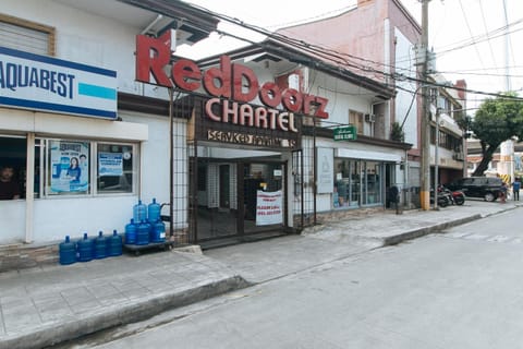 RedDoorz San Antonio Makati - Vaccinated Staff Hotel in Pasay
