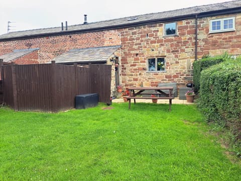 The Shippon Barn with Hot Tub and Private use of Heated Pool House in Wirral