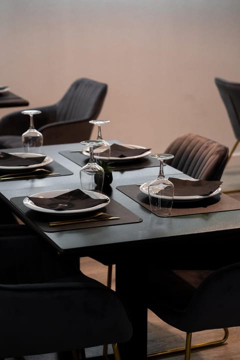 Restaurant/places to eat, Seating area, Dining area