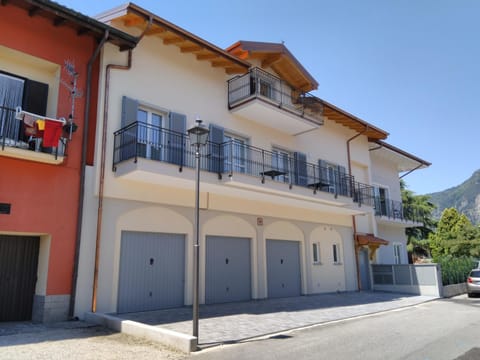 Property building, Facade/entrance, Property logo or sign, Lake view, Lake view, Quiet street view, Parking