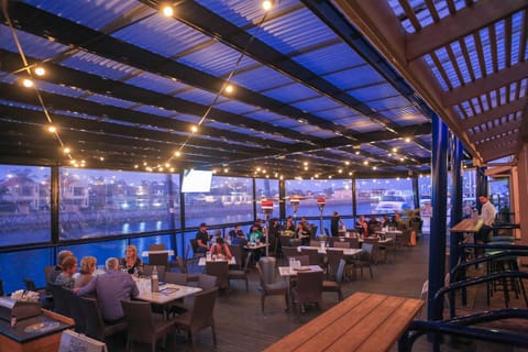 Restaurant/places to eat, Balcony/Terrace, Lounge or bar