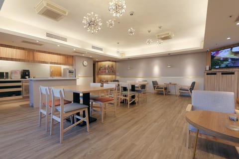 Restaurant/places to eat, Communal lounge/ TV room, Lounge or bar, Communal kitchen, Area and facilities