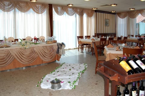 Restaurant/places to eat, Banquet/Function facilities