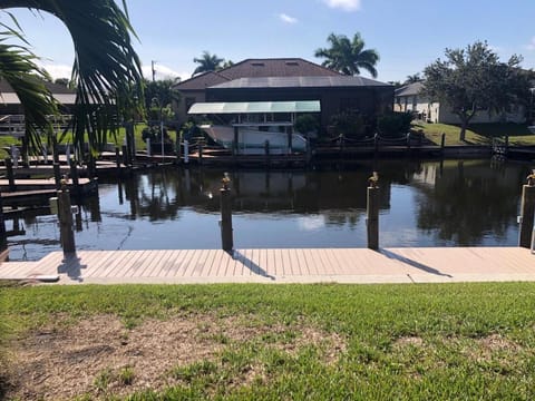Villa Cozy Cottage - Waterfront House in Cape Coral