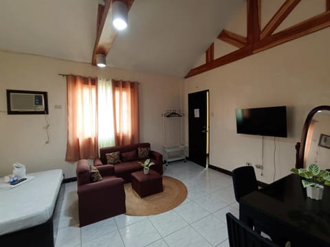 Communal lounge/ TV room, Bed, TV and multimedia, Living room, Photo of the whole room, Seating area, Dining area, Evening entertainment, Bedroom