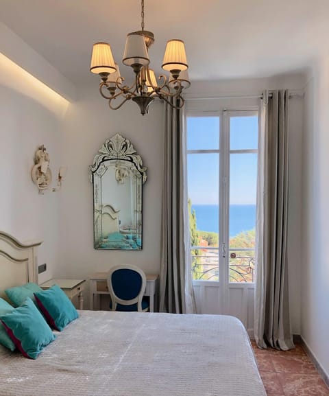 Photo of the whole room, Sea view