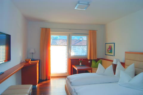 Day, Photo of the whole room