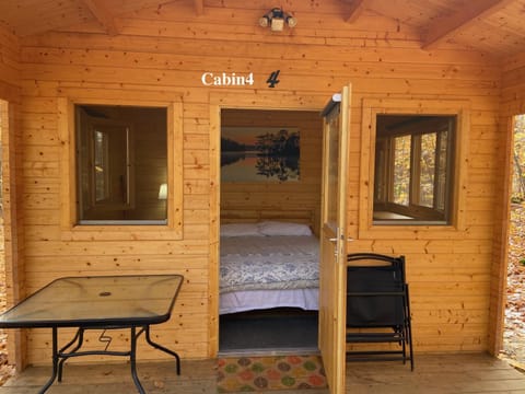 Algonquin Madawaska Lodge Cottage Glamping Cabins Campingplatz /
Wohnmobil-Resort in Hastings Highlands