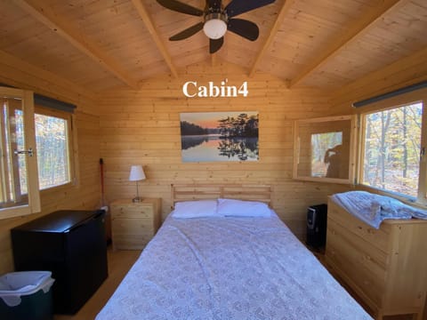 Algonquin Madawaska Lodge Cottage Glamping Cabins Terrain de camping /
station de camping-car in Hastings Highlands